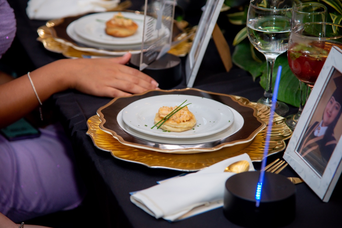 Plato de alta cocina en charola dorada
